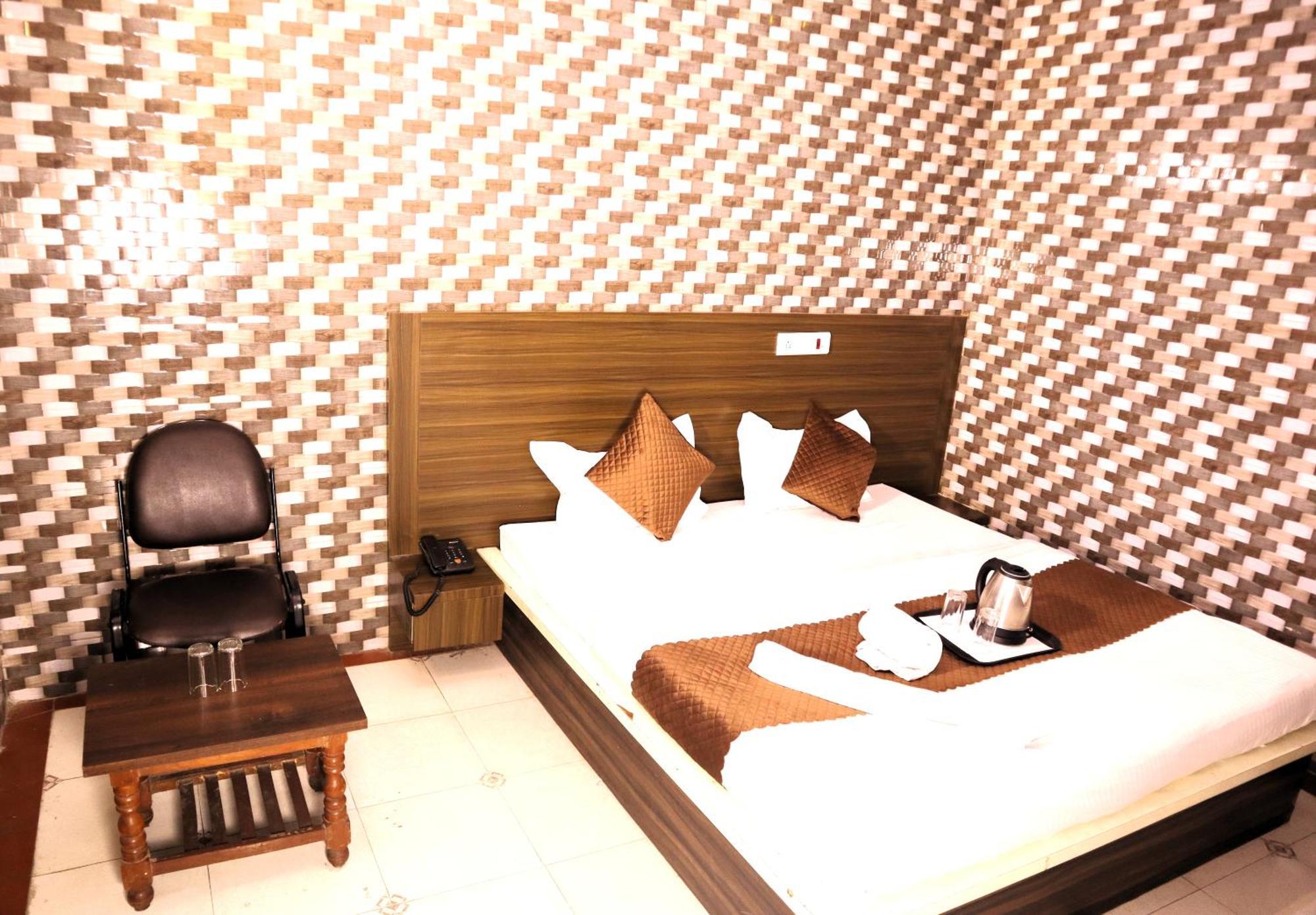 Hotel P R Palace Лакнау Екстериор снимка