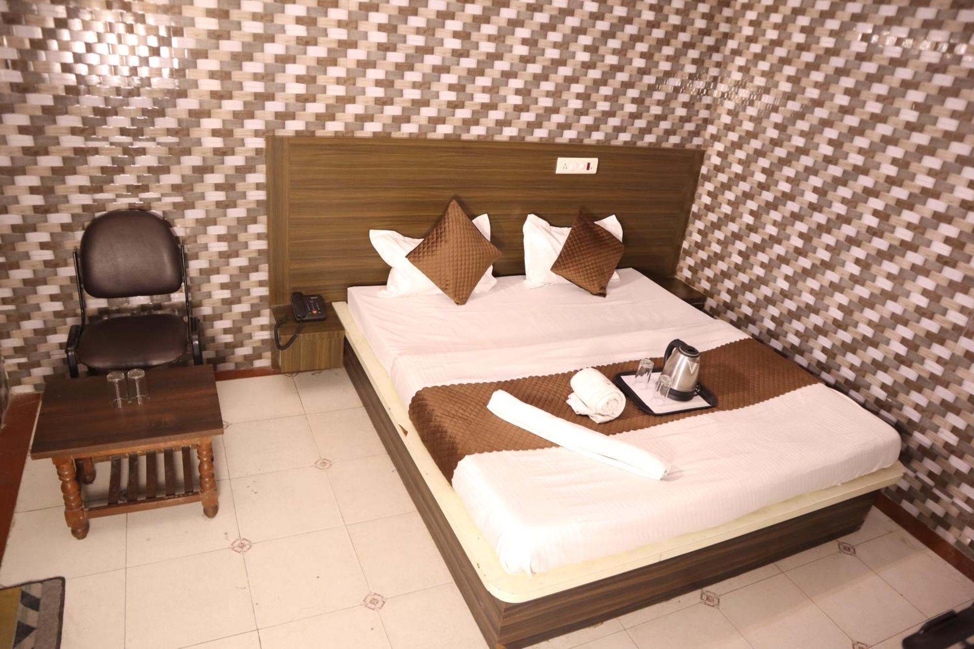 Hotel P R Palace Лакнау Екстериор снимка