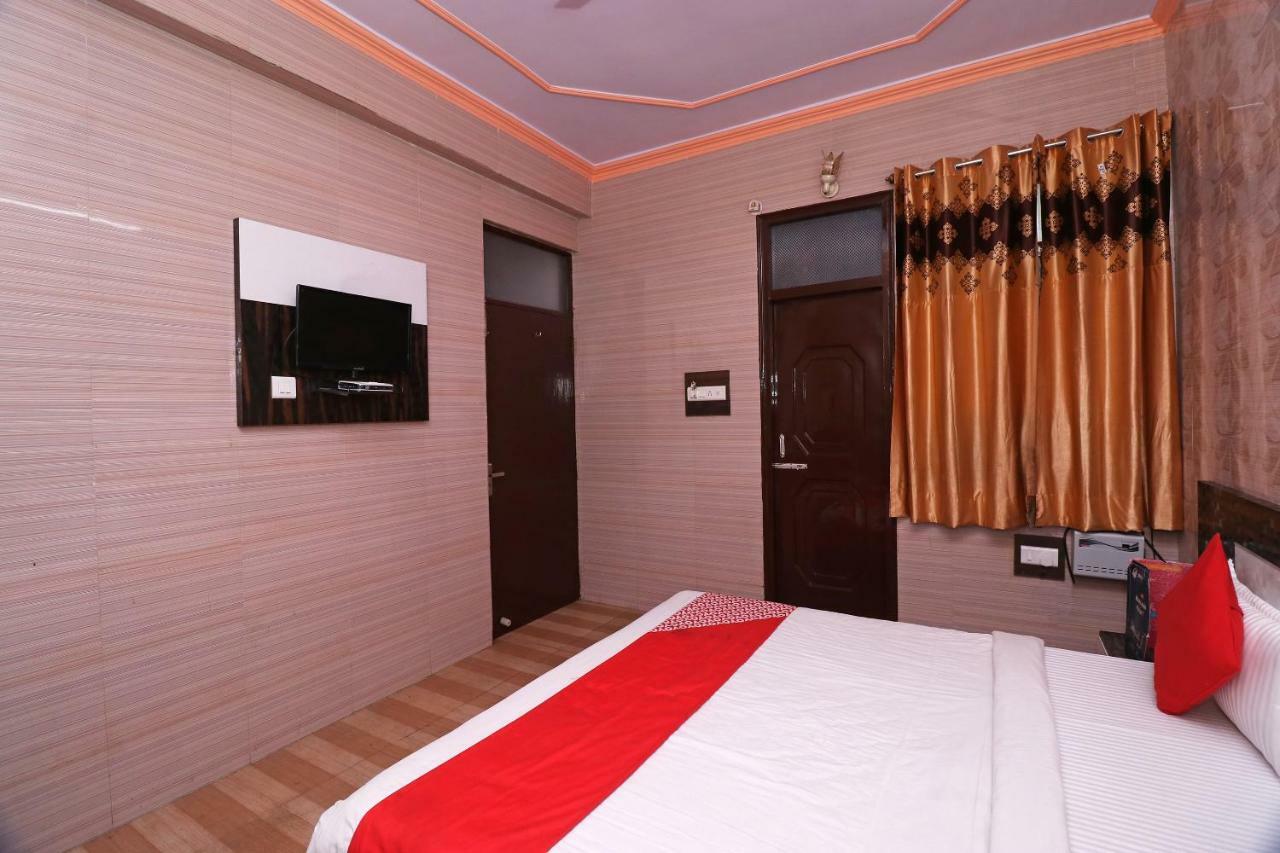Hotel P R Palace Лакнау Екстериор снимка